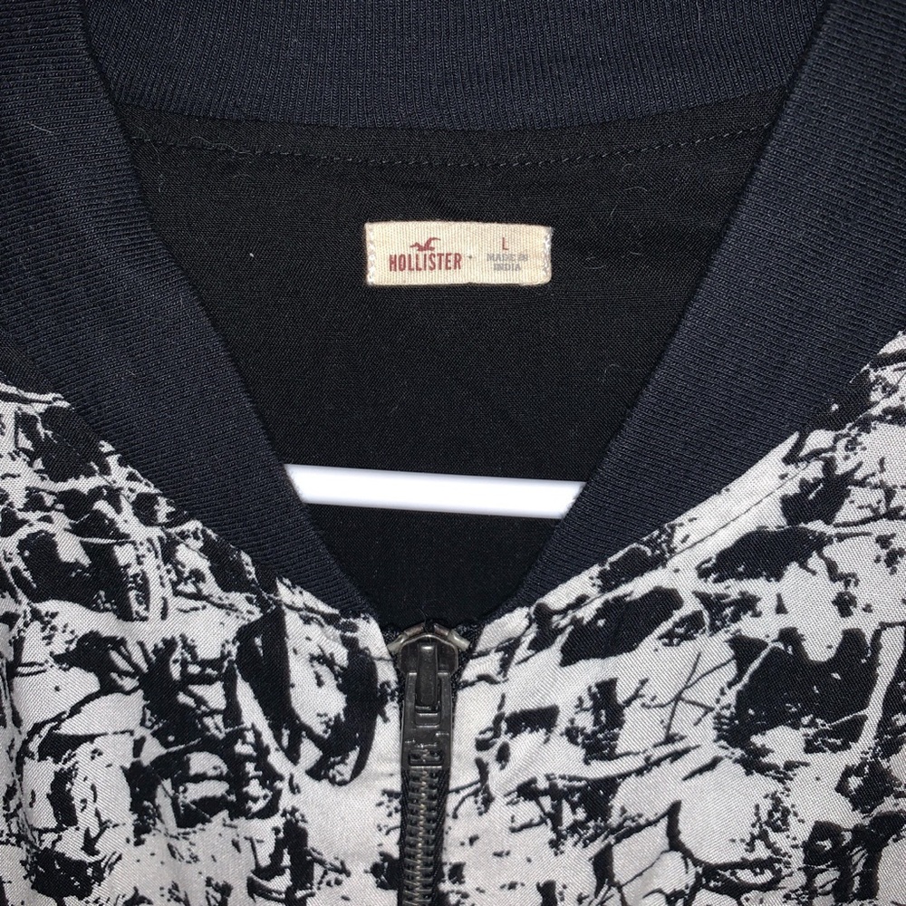 Cropped Zip-Up - Picture 2 of 3